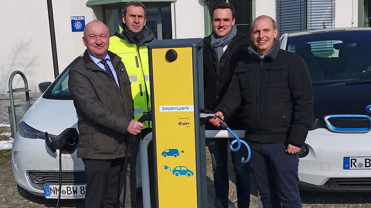 v.l.: Bürgermeister Helmut Sammüller freut sich mit Johann Hammer, Florian Goß und Daniel Pangerl vom Bayernwerk über das neue E-Ladeangebot in Nittendorf.