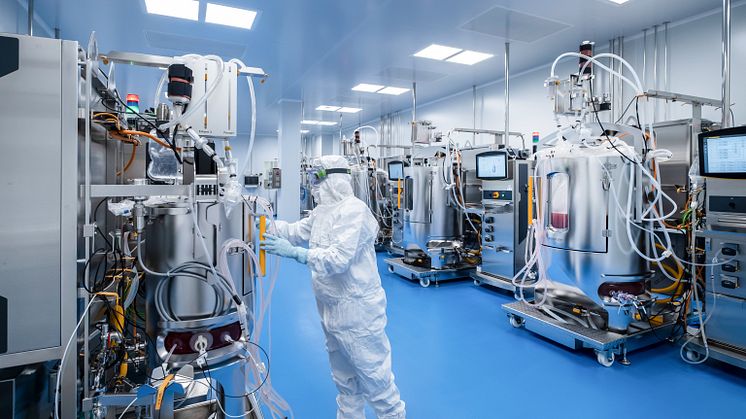 5. Técnico a la sala de producción con bioreactores_HIPRA