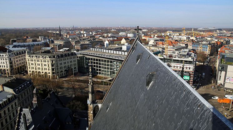Blick über Leipzig und auf das Spitzdach der Thomaskirche