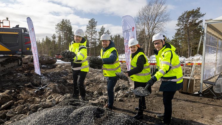 Fr v: Lars Lundgren, Riksbyggen, Hans Lindberg, kommunstyrelsens ordförande, Ann-Marie Zackrisson, köpare och Örjan Kallin, Skanska. Foto: Fredrik Larsson