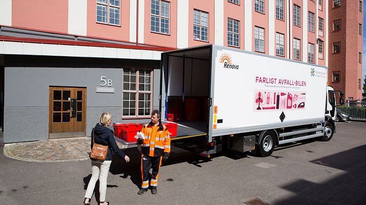 Samla ihop överbliven färg, kemikalier, sprayburkar, småelektronik och annat farligt avfall. Farligt avfall-bilen rullar igång måndag 31 augusti.