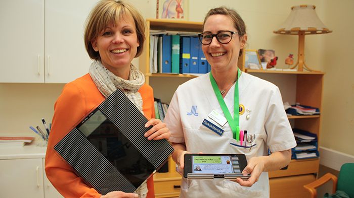 Katarina Sjöström, kvalitetsutvecklare på Norrtälje sjukhus (t v) och Maritha Dahlqvist, hjärtsjukköterska, med Optilogg. 