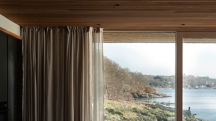 „Rock Cove, ein modernes Wohnhaus an der schottischen Küste, schwebt auf Stahlstützen über den Klippen.