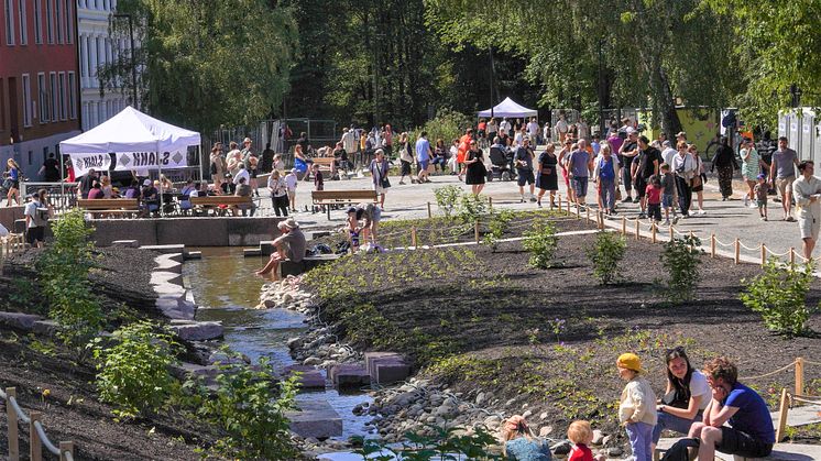 Parken sydet av liv, de besøkende koste seg, barna lekte i vannet, været var upåklagelig og det kunne ikke vært en finere dag for åpningen av Klosterenga park og folkefest. Foto: Jørgen Rist Holmen, Kulturetaten, Oslo kommune.