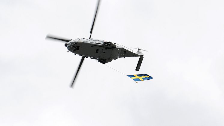 Både överflygningar med JAS Gripen och som här, flaggflygning med helikopter kommer att ske under nationaldagen. Foto: Försvarsmakten