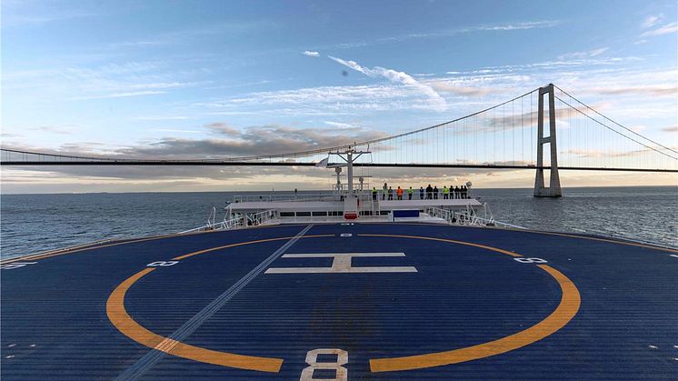 Scandlines' neue Hybridfähre "Berlin" unter der Storebeltbrücke 