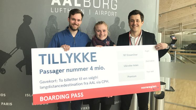 Thomas Gadegård Sørensen (tv) og Mette Hargaard (midt) var de heldige vindere af en tur til en af Norwegians langdistancedestinationer, da de i dag blev overrakt et gavekort af Norwegians kommunikationschef Andreas Hjørnholm (th)