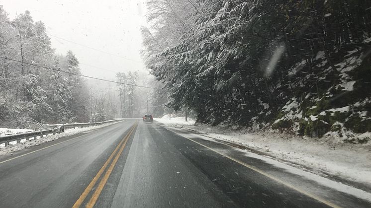 Vinterväglag i Vermont, USA, på väg till bilhandlarna i Keene, New Hampshire.