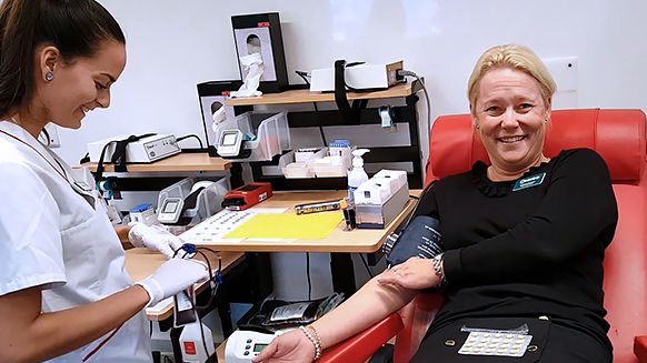 Catarina Pommer, verksamhetschef på Norrtälje sjukhus, är en av Tiohundras mest rutinerade blodgivare.