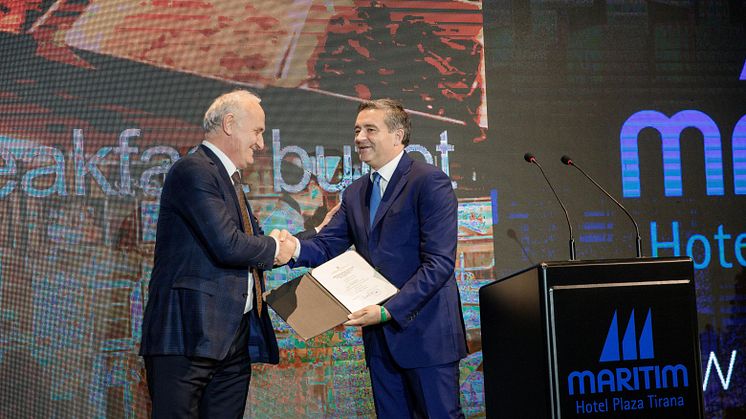 Feierliche Eröffnung unter dem Motto „A new path awaits us!“ mit zahlreichen Gästen aus Politik und Wirtschaft. Im Bild Albaniens Tourismusminister Blendi Klosi (rechts) mit Hoteldirektor Behar Male. 