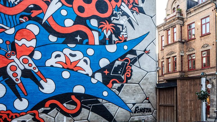Muralmålning av "Finsta" finns vid Stora Gråbrödersgatan i Lund. 