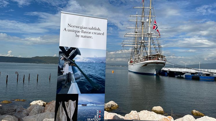 Port Royal på Jamaica var "dekorert" med reklame for norsk klippfisk da Statsraad Lehmkuhl la til kai. FOTO: Sjømatrådet