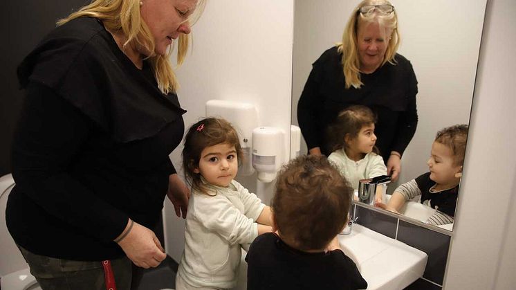 De små händerna tvättas flera gånger per dag på Ringstorpsparkens förskola. Förskollärare Cecilia Fagerström hjälper Alicia Mezher, 2 år och Noah Chaabi som snart fyller 2.