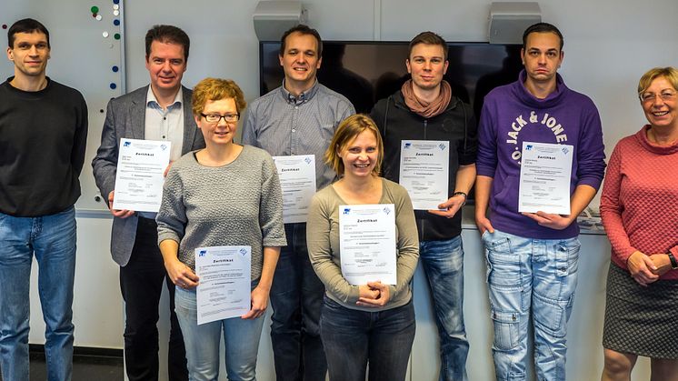 Die erfolgreichen Teilnehmerinnen und Teilnehmer gemeinsam mit Forschungsprofessorin Margit Scholl (r.) und Projektmitarbeiter Peter Ehrlich (l.).