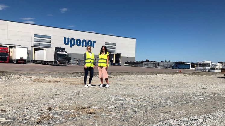 Sandra Jansson, Nordisk logistikchef och Linnea Albertsson, Controller, framför distributionscentralen i Västerås där Uponor bygger ut och kommer samla flera av Uponors svenska verksamheter under ett och samma tak.