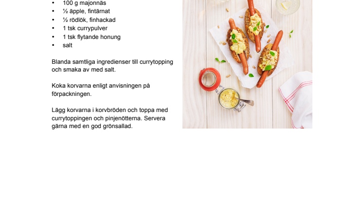 Kokt kycklingkorv med currytopping och rostade pinjenötter