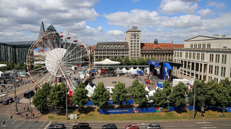 Blick zur Fan Zone Augustusplatz mit der Hauptbühne vor dem Opernhaus - Foto: Andreas Schmidt
