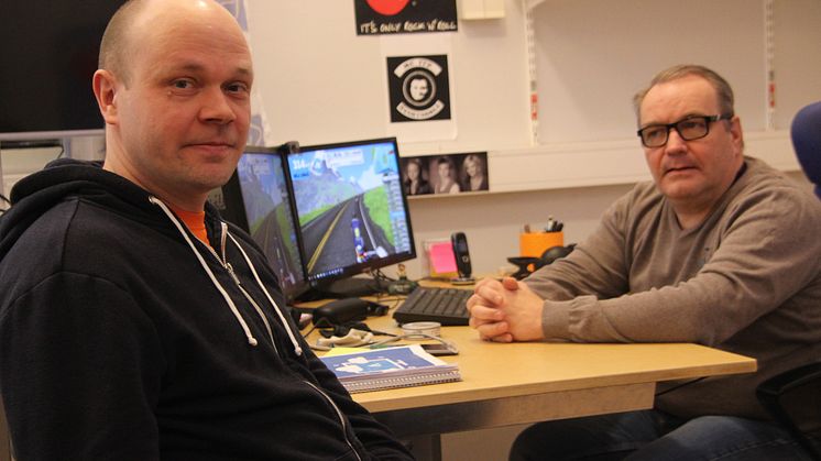 Lasse Tullinen (vänster) är färdig med sina studier på Utbildning Nord. Utbildaren Arto Hyvärinen önskar lycka till på det nya jobbet i Tammerfors.