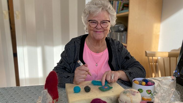 En av träffpunkternas besökare, Dagmar Bergström tovar ull.