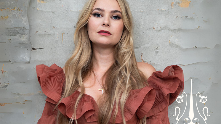 Singelomslag av Daniela Doe och foto: Nadja Hallström