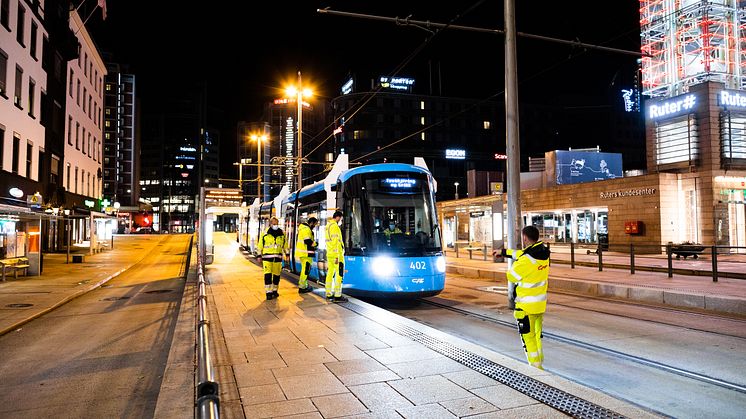 En av de nye trikkene testkjøres på Jernbanetorget.