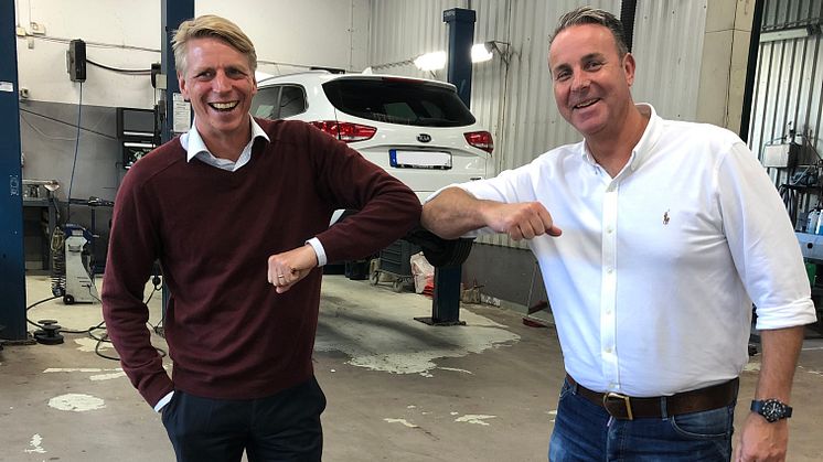 Finansmarknads- och bostadsminister, Per Bolund och Affärsområdeschef Autoexperten, Anders Nilsson glada över regeringens etanolkonverteringsbidrag.