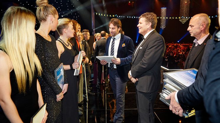 Peter Forsberg delar ut pris under Svenska Idrottsgalan