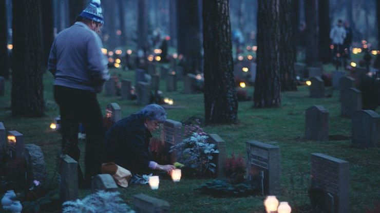 Ljus på Skogskyrkogården, Alla helgons dag 1994. Foto Sören Hallgren, Nordiska museet.
