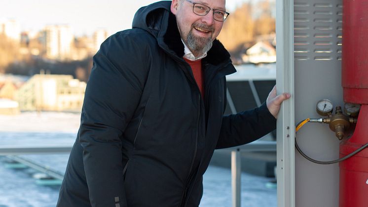 Georg Svendsen, leder for infrastruktur i Telia Norge, foran den hydrogendrevne reservestrømsløsningen på taket av Telias tidligere lokaler i Nydalen.