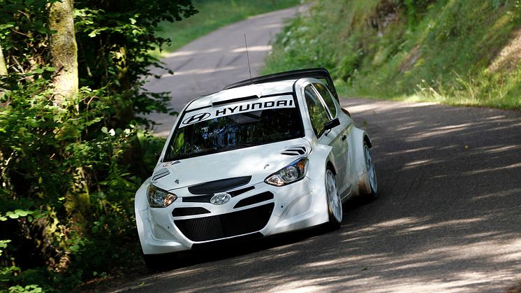 i20 WRC tester på asfalt