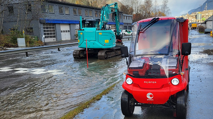 EKSTREMVÆR: Stengte veier og store vannmengder fører til forsinkelser for Posten. Her fra Odda fredag ettermiddag. Foto: Posten Bring