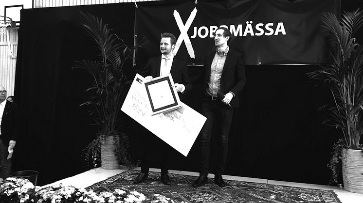 Viktor Björnlund tar emot stipendiet från Adrian Andersson från Consid.