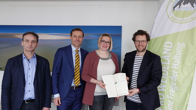 Über den Beitritt von Arla Foods zur Weidecharta von PRO WEIDELAND freuten sich (von links) Dr. Arno Krause, Grünlandzentrum, Kasper Thormod Nielsen, Arla Foods, Arla Landwirtin Birka Thöming und Landwirtschaftsminister Jan Philipp Albrecht. 
