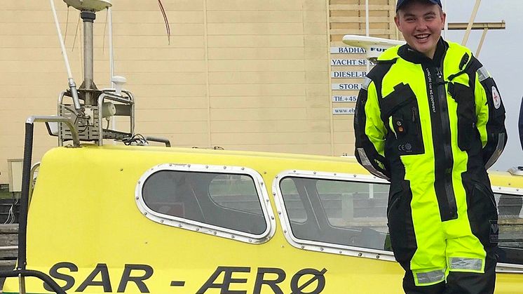 Sammen med nuværende og tidligere ESVAGT-ansatte hjælper Nichlas Holm, til daglig ubefaren skibsassistent på ’Esvagt Faraday’, sejlere i nød i sin fritid.