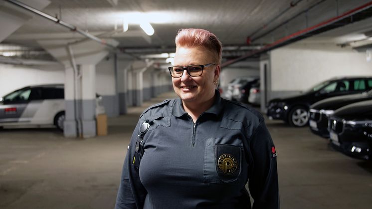 Mariann har arbetat som parkeringsvakt i 14 år på Securitas, något hon nu belönats för efter allt hårda arbete hon lagt ner. Foto: Securitas Sverige AB.