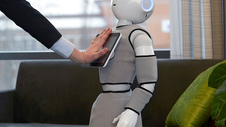 För att principen om att åldras i hemmet med vård ska fungera måste nya innovativa lösningar tas fram och här kan assisterande sociala robotar spela en viktig roll, menar forskarna.