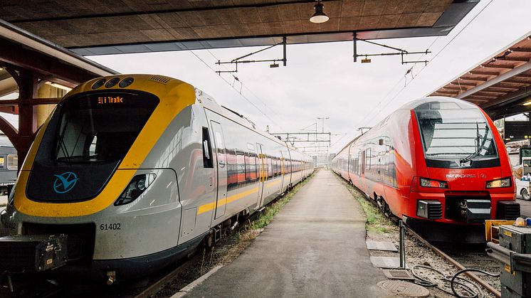 Västtrafiks regiontåg och MTR Express sida vid sida på Göteborgs central. (Foto: Pao Duell)