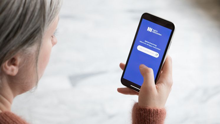 Genom att invånare kan checka in med sin mobil kan köer och fysiska kontakter minskas vid besök till vården. Foto: Jan Alfredsson/Region Västerbotten.