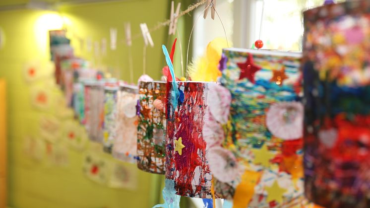 Die fertigen Kunstwerke hängen zum Trocknen an der Leine. 