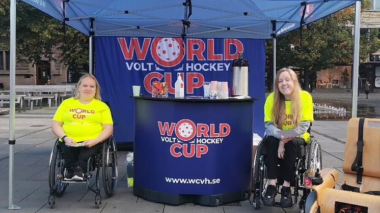 Johanna Mårtensson, till vänster och Cecilia Boström promotar World Cup Volt Hockey i Gävle 16-18 september.
