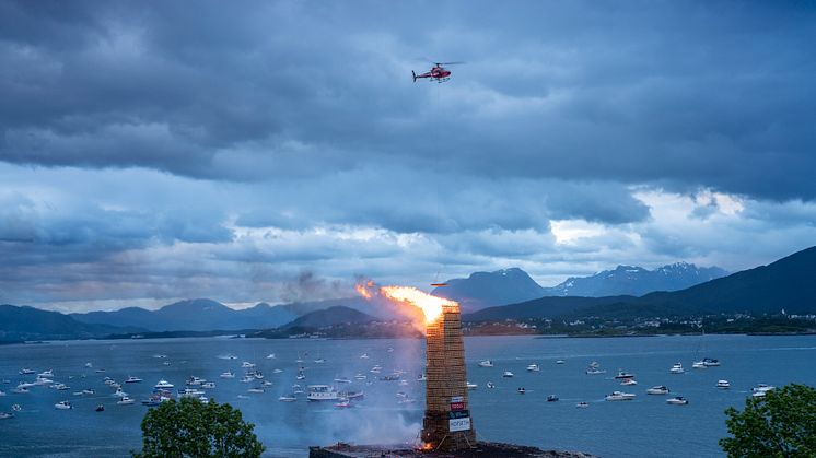 Whopperen flammegrilles fra helikopter over Slinningsbålet. Foto: Karl Otto Kristiansen, for Burger King