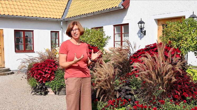 Karolina Brising som driver Länsmansgården Trädgårdsdesign i Dalby där hon sprider trädgårdsenergi.