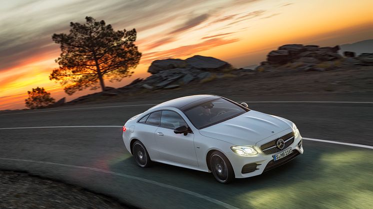 Den nye E-Klasse coupé fra Mercedes-Benz kombinerer på elegant vis det tydelige og sensuelle coupé-design med komfort og teknologi fra øverste hylde