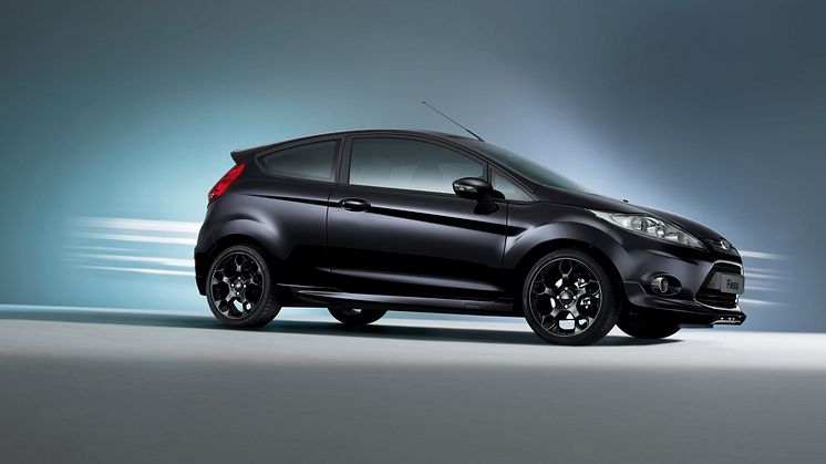 Uusi Ford Fiesta Sport Silver kääntää katseet 