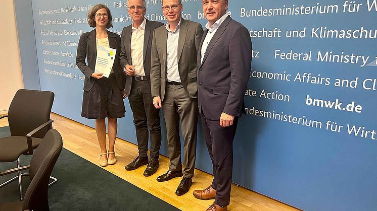 csm_uebergabe-transformationspfad-westphal-wenzel-kehler-linke-zukunft-gas-druck_6e88aae5e8