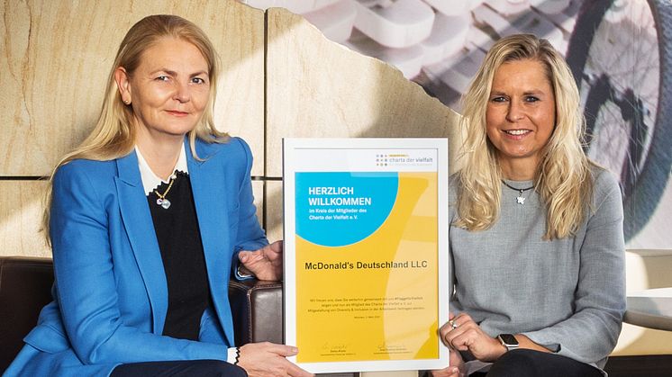 Von links nach rechts: Ana-Cristina Grohnert, Vorstandsvorsitzende Charta der Vielfalt e. V., Sandra Mühlhause, Personalchefin McDonald’s Deutschland LLC