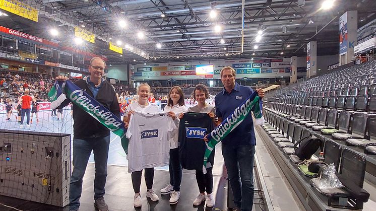 Andreas Stolle und Maria Ravn Jørgensen von der Glücksliga sowie Hanna Lingscheid, Julia Rojahn und Jens Schwendicke von JYSK Deutschland (von links nach rechts) stellten am vergangenen Freitag die neue Zusammenarbeit vor. 