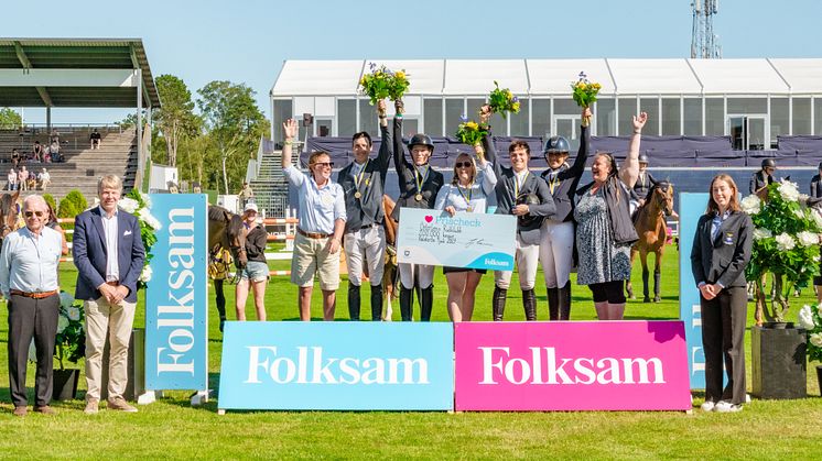2023 hette Svenska Mästarna i laghoppning Österlens RK. Vem som står högst på pallen 2024 avgörs söndag 7 juli kl 14.45 på Falsterbo Horse Shows Internationella Hoppbana. 