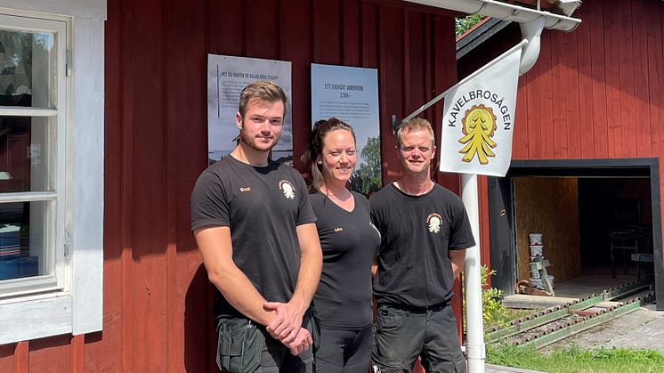Idag är de tre personer som jobbar på Kavelbrosågen. Till vänster på bilden står medarbetaren Emil Dobrini, intill honom Ida och Mikael Kuskmålen.