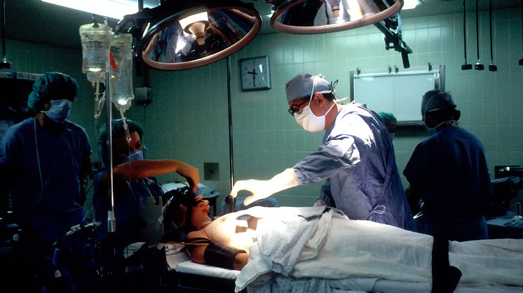 Att ytbelägga en hel vägg i en operationssal med ett virusdödande skikt kan bli möjligt.